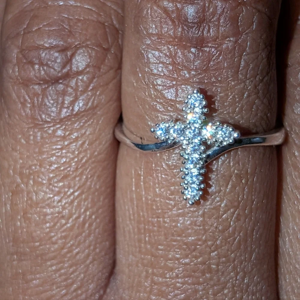 925 Sterling Silver Sparkling diamond Cross Design ring sz 7